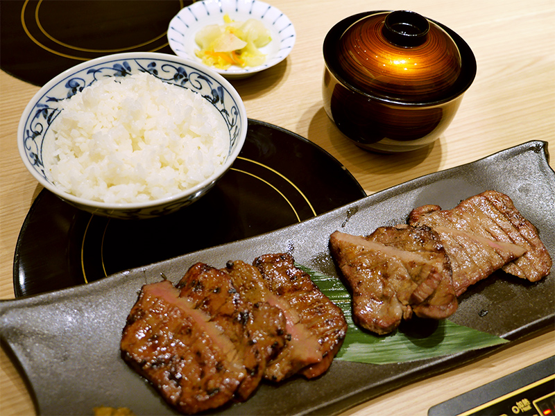 「塩焼き」と「味噌漬け焼き」の2種の味が食べ比べられる。牛たん専門店の店長経験もある夏堀さん自ら調理していただきました！