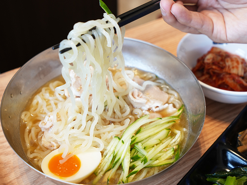 麺をすくうと、食欲のレバーを倒される香りが・・・！