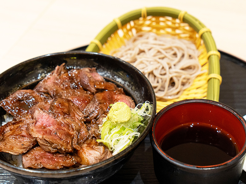 ビーフ・ステーキ丼＋ミニそばセット。