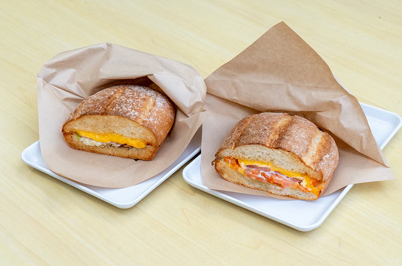 左：ハムチーズ　右：BLT