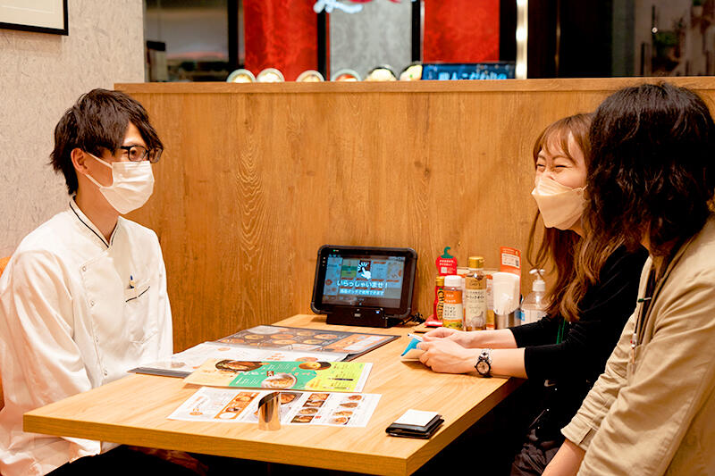 「失礼ながら、20年前に札幌にピエトロさんがあったとは存じ上げず・・・」と切り出す編集長に、「あ、僕も知らなかったです！」と食い気味に返す店長。予想外の反応に思わず笑ってしまう筆者・・・失礼しました！