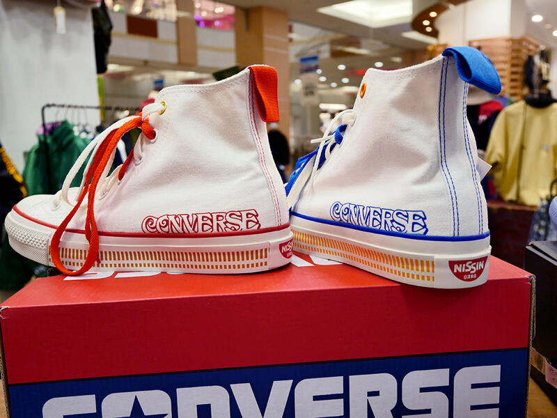 CONVERSE×カップヌードルのコラボスニーカー