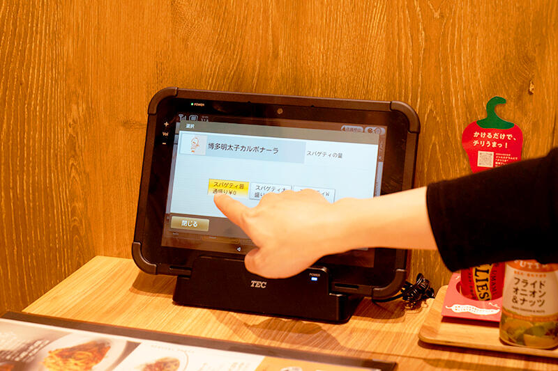 注文はタブレットで。スパゲティの量も選べます！