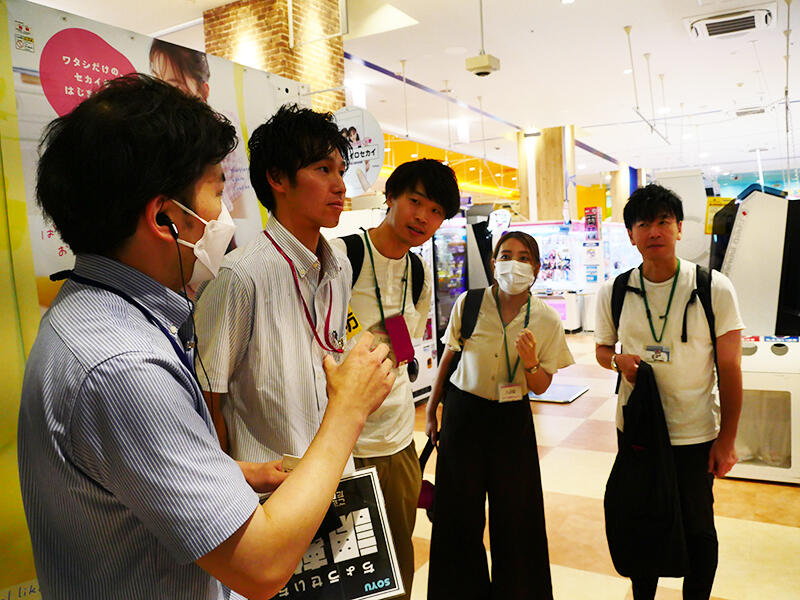 丁寧に説明してくださる店長。文明の進化に驚きを隠せない一同。