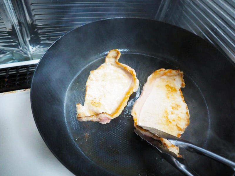 お肉をひっくり返す。この時点でフライパンには全くくっついてません！！！（筋切りするの忘れてたけど・・・)