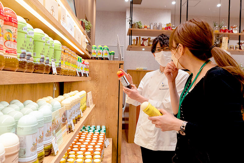 おすすめ上手な店長に乗せられ、気付けば取材班全員、両手にドレッシングを持っていました。