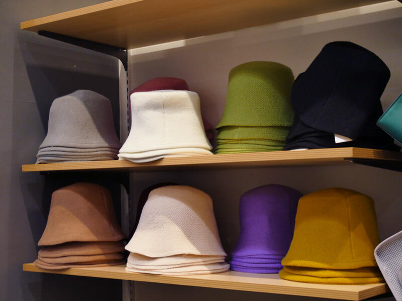 様々なカラーの帽子